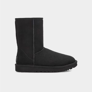 UGG Women’s Classic Short II Size 6 Black